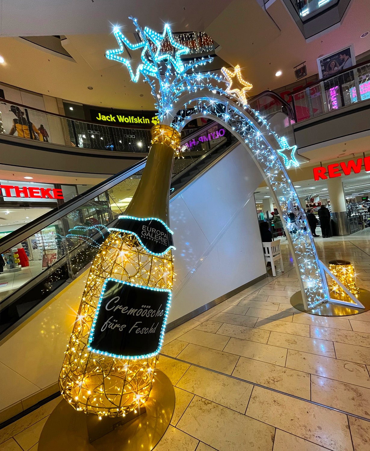 EUROPAGalerie,Saarbrücken_Cremantflasche-min